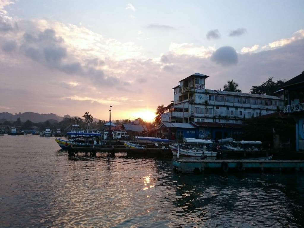 Coucher de soleil, Livingston, Guatemala (Hasamélis)