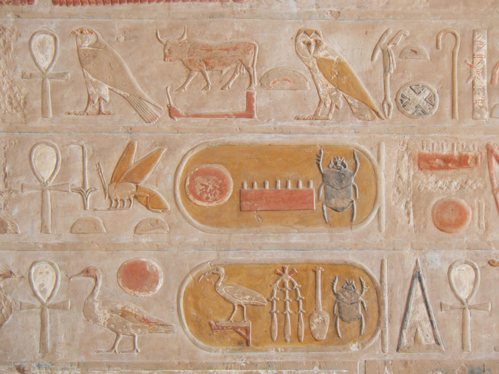 Cartouches du temple d'Hapshetsout, Louxor, Égypte (Hasamélis)